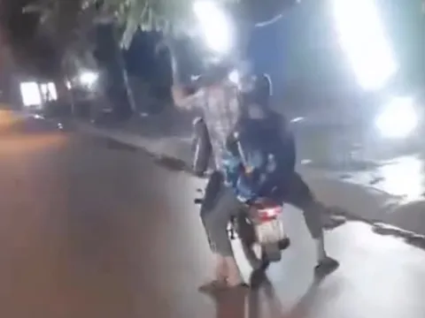 Bốc đầu xe máy, hai thanh niên ở TPHCM bị người dân ghi hình đăng Facebook