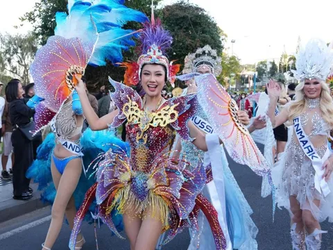 Đường phố Đà Lạt sôi động với người đẹp, xe cổ diễu hành trong Lễ hội Trà Quốc tế 2025