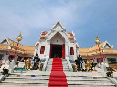 Lạ lùng ngôi đền có hàng nghìn tượng gà xếp dọc lối đi ở Thái Lan