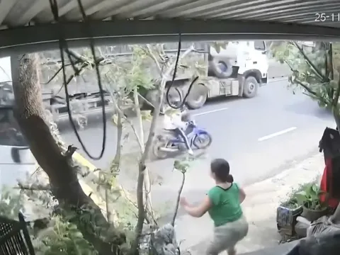 CLIP: Khoảnh khắc chiến sĩ cảnh sát kéo nữ sinh ra khỏi đầu xe container đang lao tới