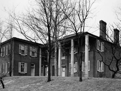 Biệt thự cổ 200 năm tuổi liên tục chứng kiến hiện tượng lạ khó giải thích