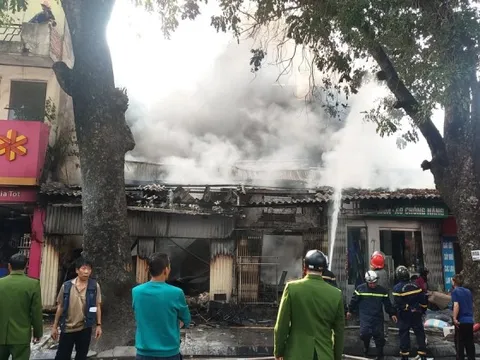 Đang cháy lớn tại dãy nhà trên phố Lò Đúc, Hà Nội