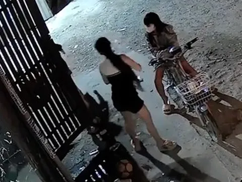 Bé 5 tuổi nghi bị cô gái lạ lột bông tai vàng khi chơi trước nhà