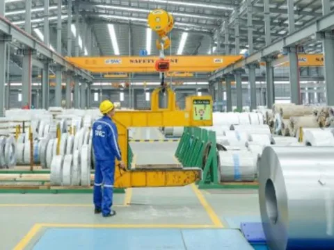 Chủ tịch và CEO loạt doanh nghiệp thi nhau gom cổ phiếu