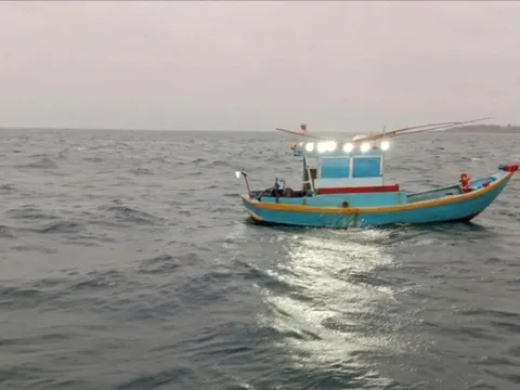 Phát hiện thi thể 1 người đàn ông trên thuyền nhỏ trôi tự do ở Phú Quý