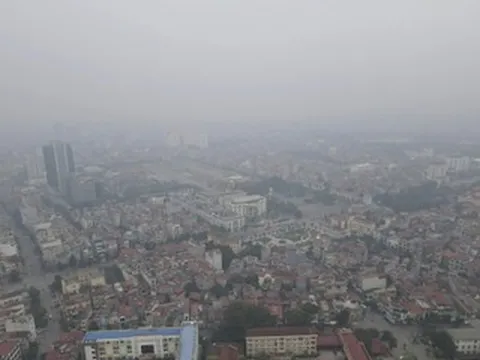 Bắc Ninh chìm trong lớp mù dày đặc, ô tô bật đèn giữa trưa