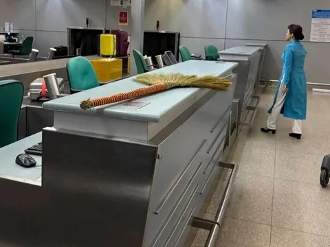 Hình ảnh khách Tây ôm chổi đót Việt Nam về nước gây xôn xao