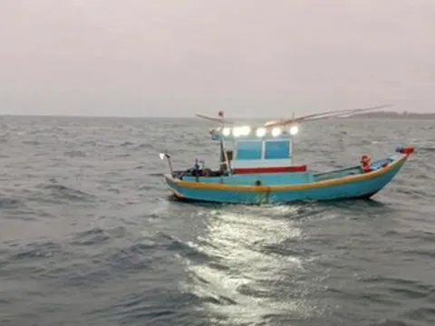 Thuyền trôi tự do trên biển, ngư dân tiếp cận phát hiện người đàn ông đã tử vong