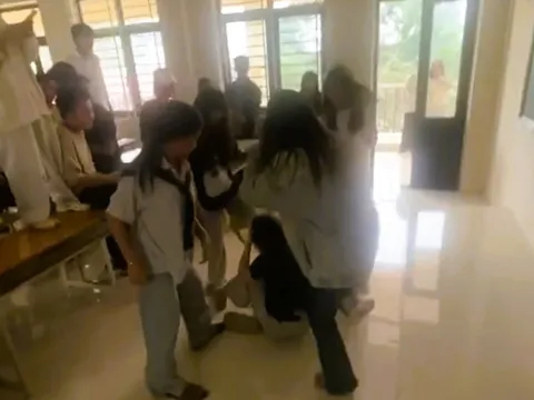 Nữ sinh lớp 10 ở Thanh Hóa nhập viện sau khi bị "đánh hội đồng" giữa lớp học