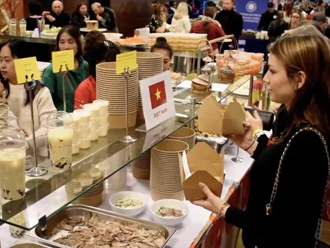 Quảng bá phở ở Ba Lan, phường Xuân Hòa thử thách cộng đồng, ShopeeFood ưu đãi khách đặt phở