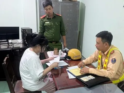 Buông hai tay cho bạn quay clip đăng mạng, cô gái ở TPHCM bị tịch thu xe