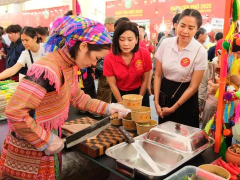 Nghệ sĩ đến Ngày của Phở: Mê mẩn những gian hàng cắt bánh phở thủ công