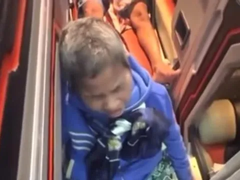 Xác minh clip ‘người mẹ già khóc nức nở trên xe khách vì bị bỏ rơi’