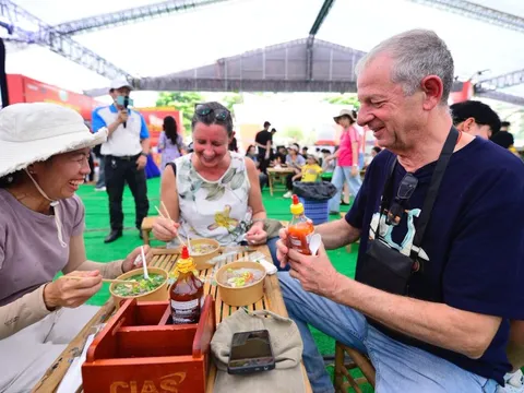 Ăn phở không thể thiếu tương ớt!