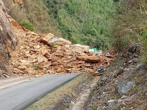 VIDEO: Sạt lở đất đá nghiêm trọng trên quốc lộ, 3 người nghi bị vùi lấp