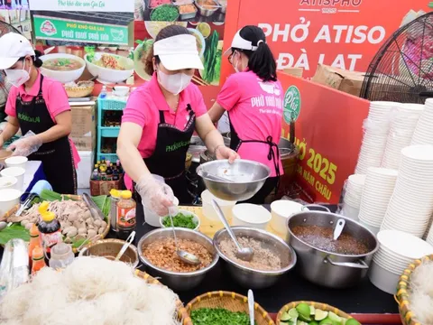 Có gian hàng phải 10 người mới đủ để phục vụ khách ở Ngày của Phở