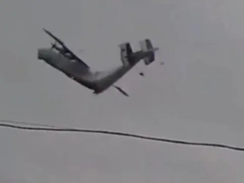 Khoảnh khắc vận tải cơ Nga gẫy đôi trên không rồi rơi xuống hồ nước