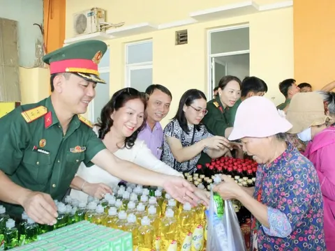 TPHCM: "Gian hàng 0 đồng" gắn kết tình quân - dân