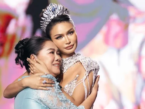 Á hậu Miss Cosmo 2024 có màn 'final walk' xúc động cùng với mẹ