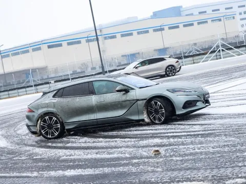 Quăng quật xe BYD trong trường đua khổng lồ: Dốc cát, hồ nước, nghiêng 30 độ trong '1 nốt nhạc'