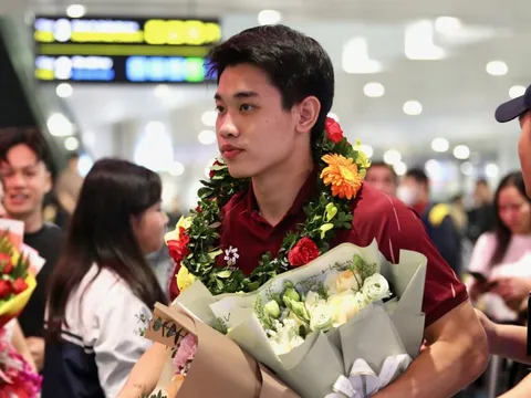 U22 Việt Nam được chào đón nồng nhiệt khi mang HCV SEA Games 33 về Hà Nội