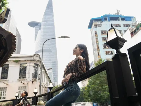 Nườm nượp khách check-in quán cà phê view 'ôm trọn' Bitexco