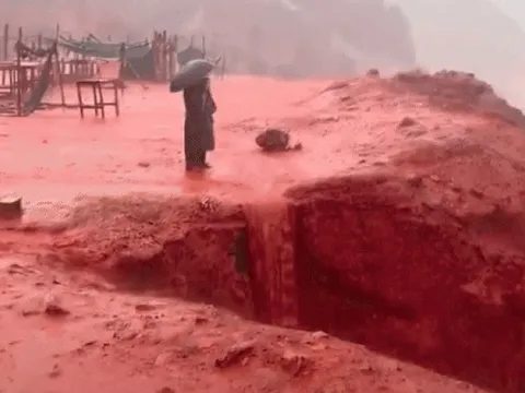 Sau đợt mưa lớn, cảnh bãi biển đỏ rực như máu khiến nhiều người bị sốc