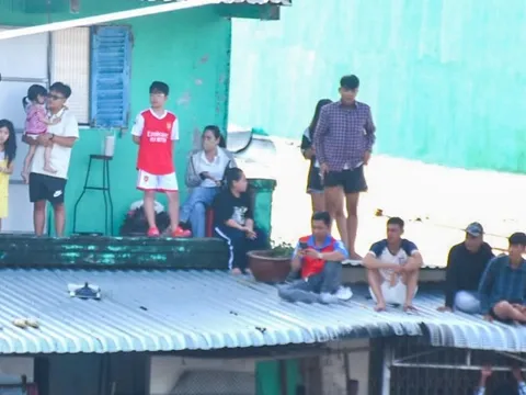 Sôi nổi đua ghe ngo ở Cà Mau, người dân leo cả lên mái nhà để xem