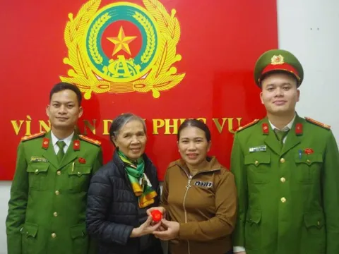 Phát hiện 5,5 chỉ vàng trong két sắt cũ, người phụ nữ thu mua phế liệu lập tức trình báo công an