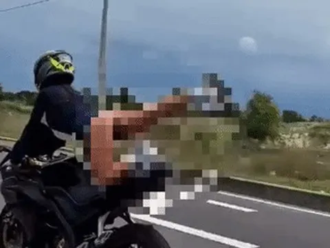 Người phụ nữ nước ngoài 'làm xiếc' trên xe máy ở Khánh Hòa