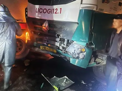 Xe buýt va chạm xe bồn chở bê tông ở Hà Nội, một tài xế mắc kẹt