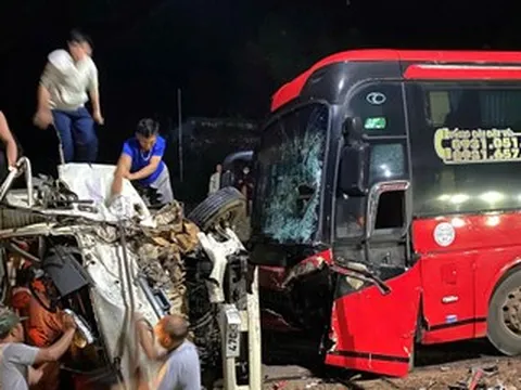 Người dân phá cabin, cứu cặp vợ chồng mắc kẹt trong xe tải