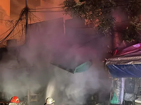 Chợ Hà Nội cháy dữ dội, sơ tán nhiều hộ dân, phong tỏa đường Trịnh Đình Cửu