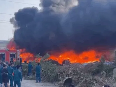 Lửa ngùn ngụt tại kho chứa bông ở Quảng Ninh, cột khói cao ngút trời
