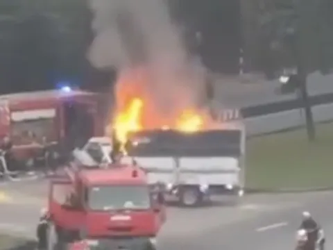 Thùng xe bốc cháy, tài xế xe tải chạy thẳng đến trụ sở cảnh sát nhờ giúp đỡ