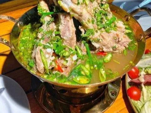 Ăn nhậu tại quán bia ở Hà Nội, khách bị từ chối không mang đồ thừa ra về