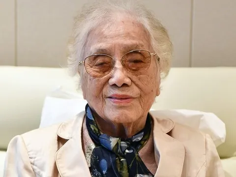 Bà Nguyễn Thị Bình là đại biểu cao tuổi nhất tham dự Đại hội Thi đua yêu nước