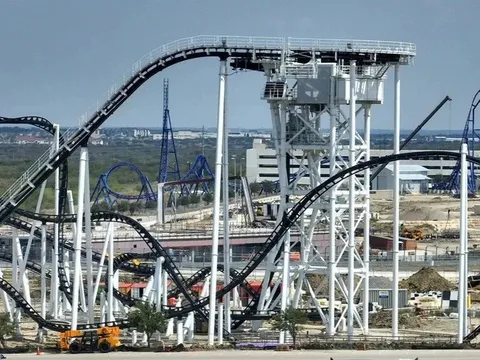 Du khách kể phút kinh hoàng khi bị treo úp ở độ cao 40m trên tàu lượn