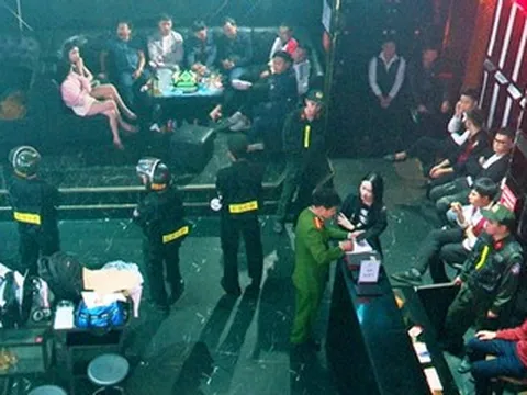 Hàng trăm cảnh sát đồng loạt đột kích 2 quán bar lớn ở Ninh Bình