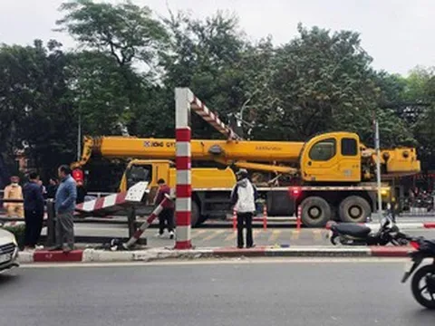 Xe cẩu đi lên cầu Thái Hà làm đổ thanh giới hạn chiều cao, 2 xe máy gặp nạn