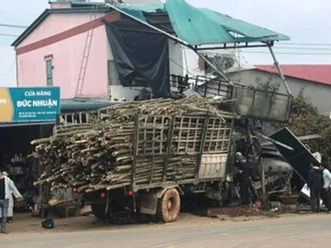 Xe tải chở keo va chạm xe máy chở 3 cha con, bé trai 5 tuổi tử vong