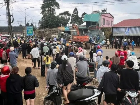 Xe tải tông xe máy rồi lao vào nhà dân: 1 người chết, nhiều người bị thương