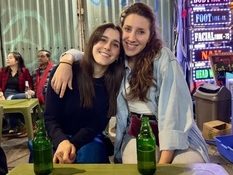 Khách Tây mặc áo dài, đội nón lá, nhảy cùng người Hà Nội đón năm mới