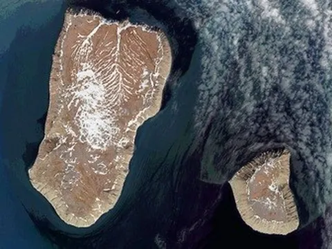 Những thành phố “đón năm mới hai lần”: Chỉ cách 4km nhưng lệch nhau 21 giờ