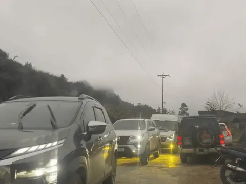 Ô tô nhích từng tý vào Lô Lô Chải, khách hỏi khắp nơi đều "cháy phòng"