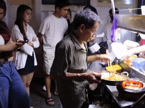 ‘Chú gù Nhà thờ Đức Bà Sài Gòn’ bán món ăn thơm nức, khách xếp hàng chờ mua