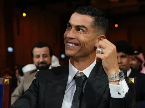 Ronaldo đeo đồng hồ kim cương giá hơn 19,5 tỷ đồng, giới mộ điệu trầm trồ