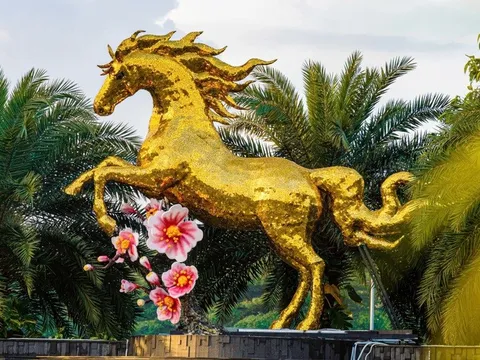 Lộ diện linh vật ngựa vàng gây ấn tượng tại sân bay Đà Nẵng