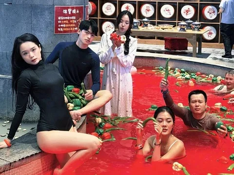 Khách Việt hồi hộp tắm lẩu ớt ở nơi thời tiết -30 độ, nhìn đã thấy cay bỏng