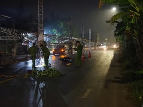 Va chạm cột trụ rạp cưới lấn chiếm đường, người đi xe máy tử vong